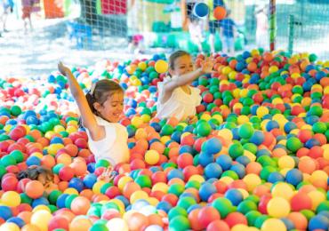 Enfants jouant dans une piscine à boules