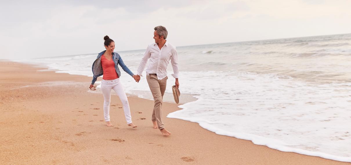 Couple en ballade sur la plage Couple en ballade sur la plage
