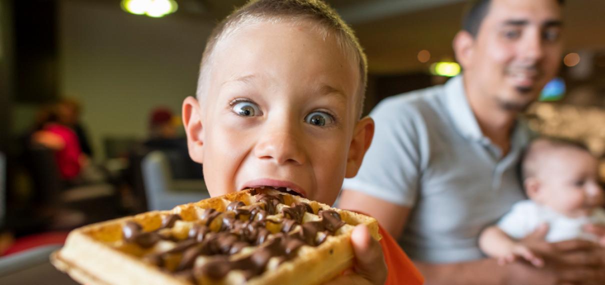 Enfant qui mange une gauffre