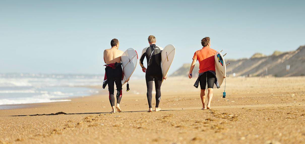 Surfeurs sur une plage de Vendée Surfeurs sur une plage de Vendée