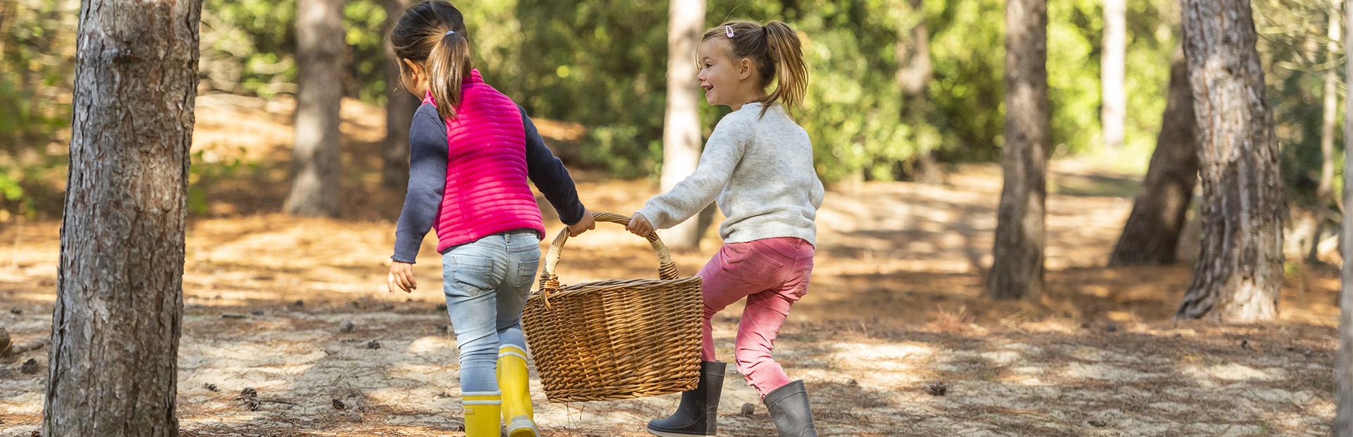 Enfants dans la forêt de Notre Dame de Monts Enfants dans la forêt de Notre Dame de Monts