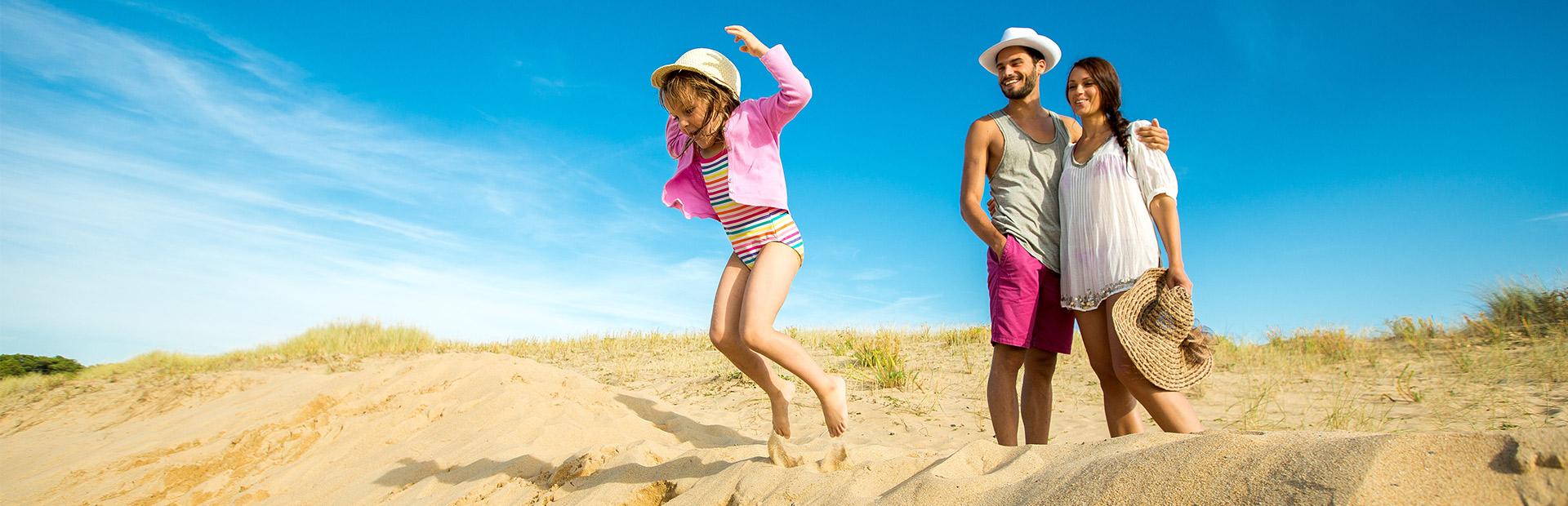 Famille dans les dunes Famille dans les dunes