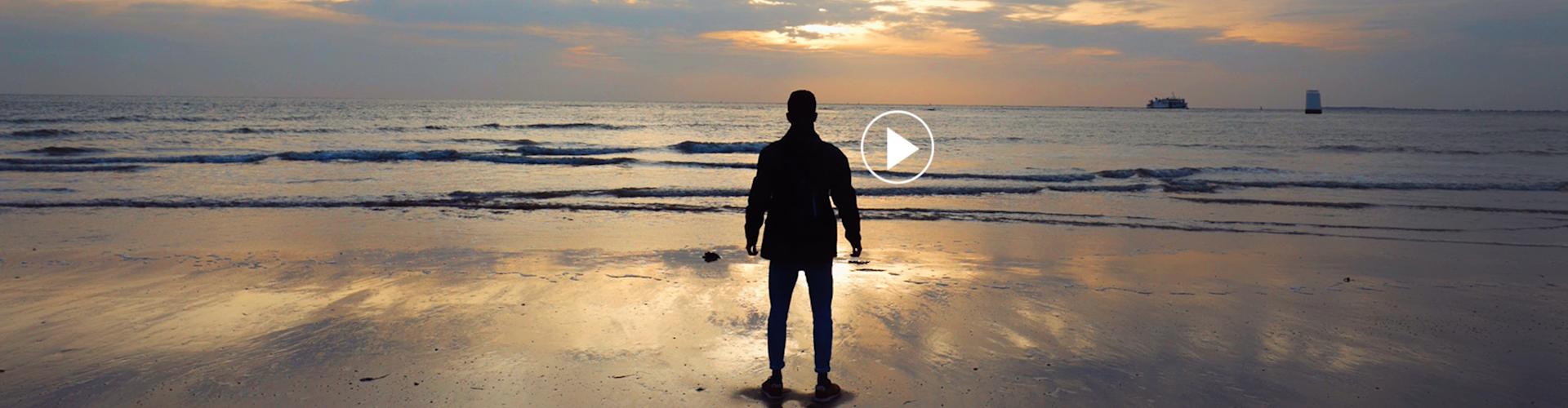 Alex Vizeo sur la plage au coucher de soleil