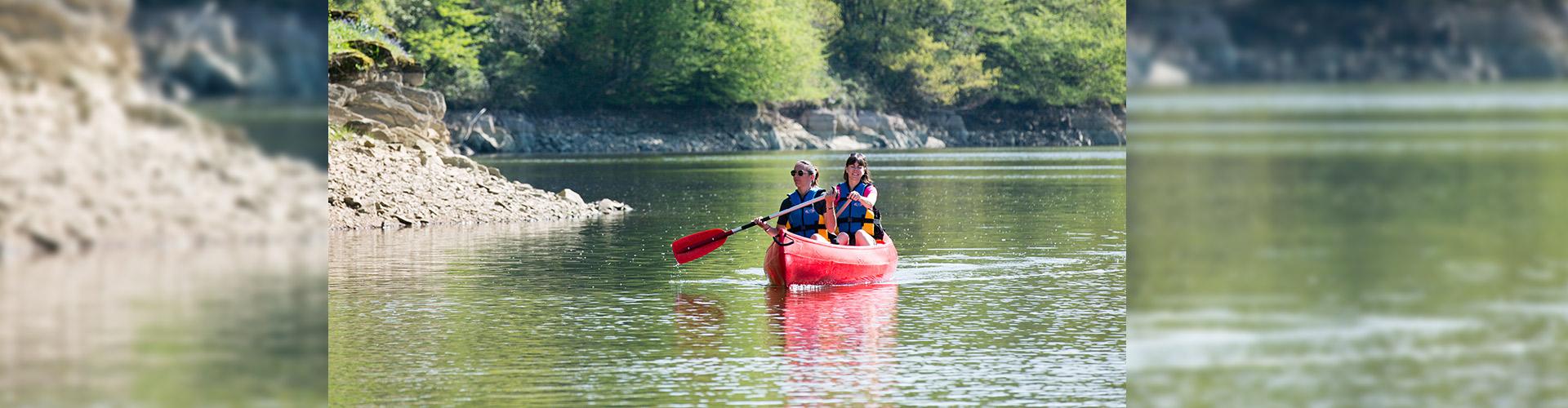 Canoë à la base de loisirs à Mervent