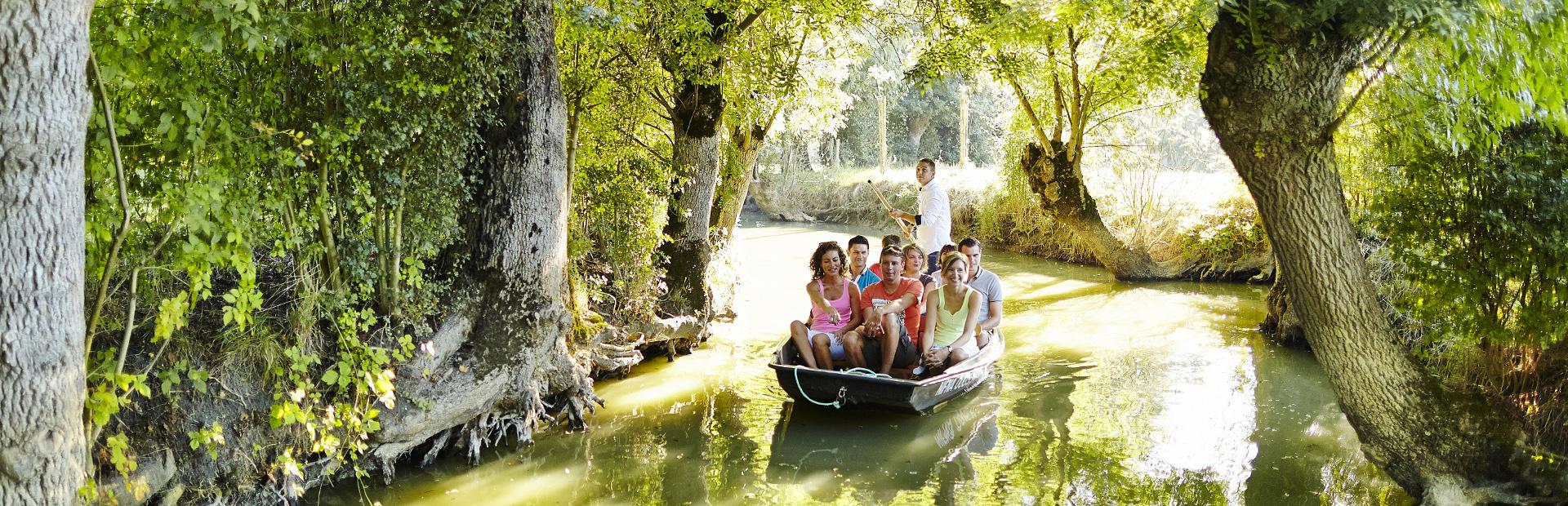 Balade en barque dans le Marais poitevin Balade en barque dans le Marais poitevin