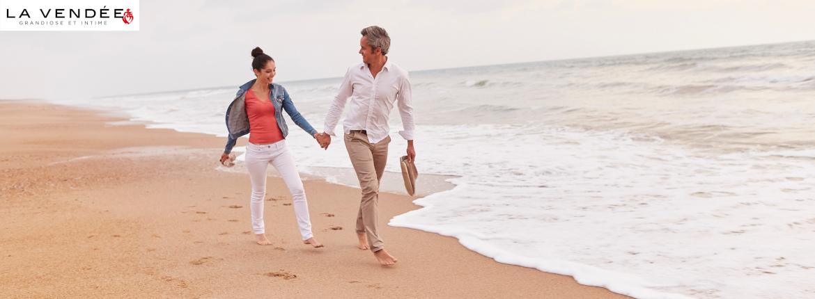 Couple en ballade sur la plage Couple en ballade sur la plage