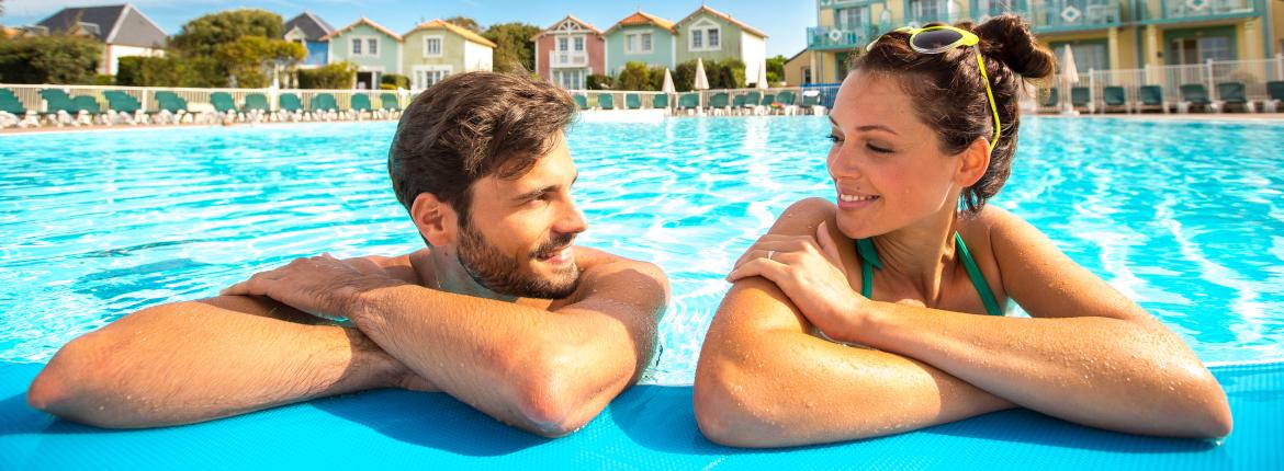 Couple dans une piscine Couple dans une piscine