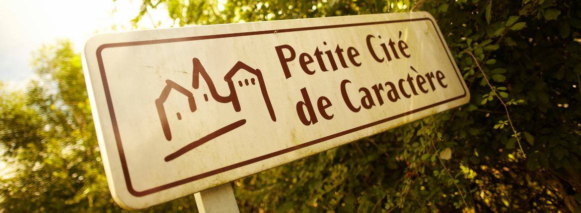 Panneau petite cité de caractère à Vouvant Panneau petite cité de caractère à Vouvant