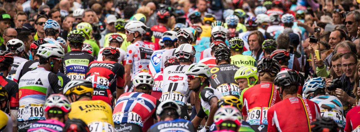 Peloton au départ d'une étape du Tour de France Peloton au départ d'une étape du Tour de France