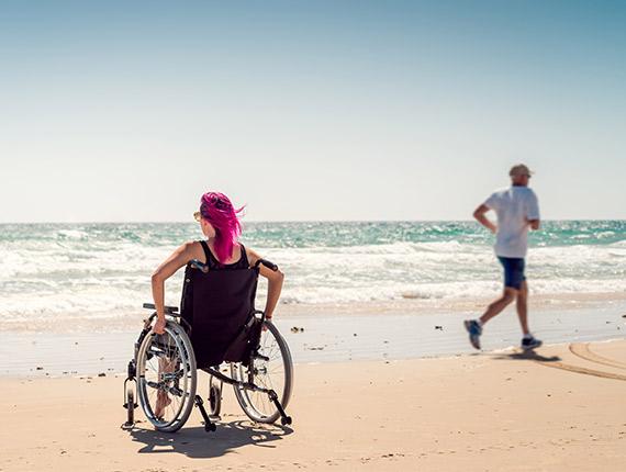 Fauteuil roulant sur la plage Fauteuil roulant sur la plage