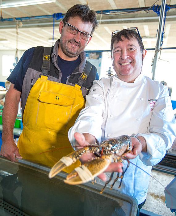 Jean-Marc Perochon avec un homard Jean-Marc Perochon avec un homard