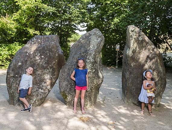 Menhirs du Préhisto'site au Cairn Menhirs du Préhisto'site au Cairn