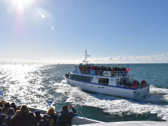 Bateau à passagers au départ du Vendée Globe Bateau à passagers au départ du Vendée Globe
