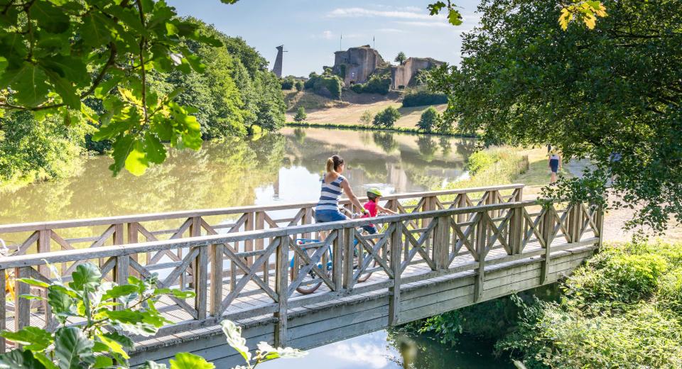 Vélo sur un pont à Tiffauges Vélo sur un pont à Tiffauges