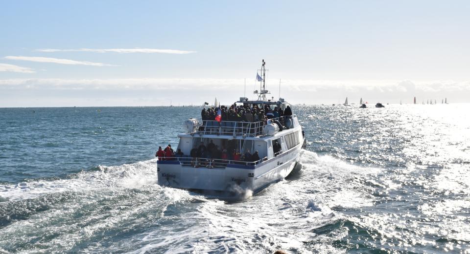 Bateau à passagers au départ du Vendée Globe Bateau à passagers au départ du Vendée Globe
