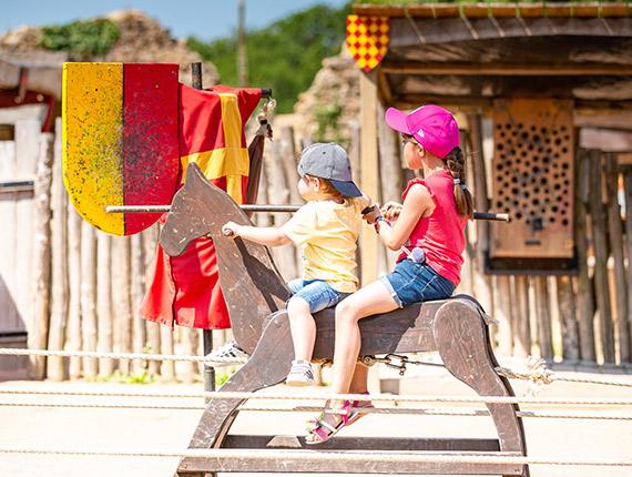 Enfants jouant au Château de Tiffauges Enfants jouant au Château de Tiffauges