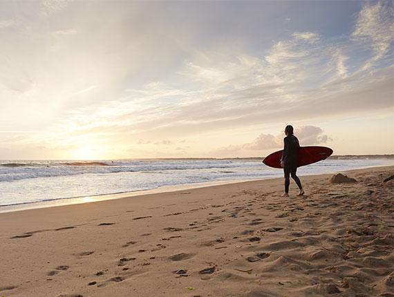 Surfeur le matin à l'aurore Surfeur le matin à l'aurore