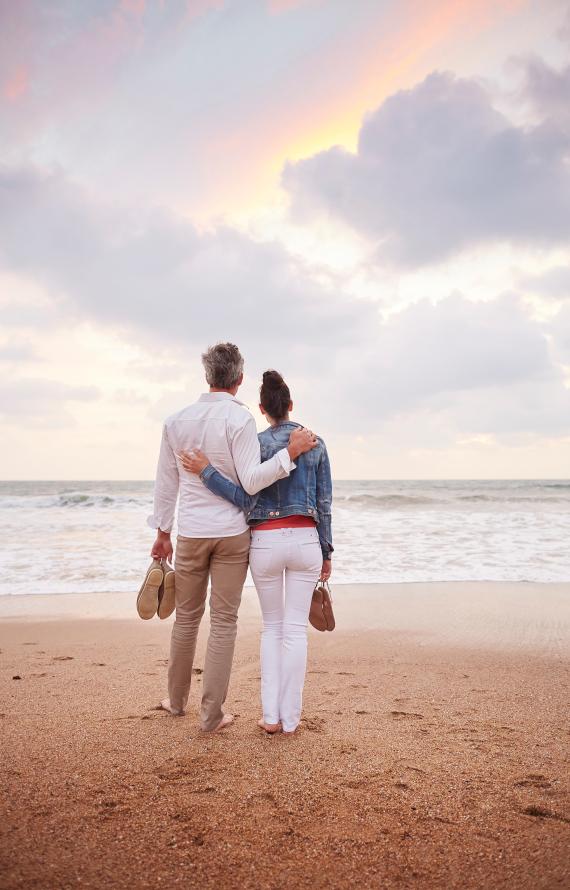 Couple plage coucher de soleil Couple plage coucher de soleil