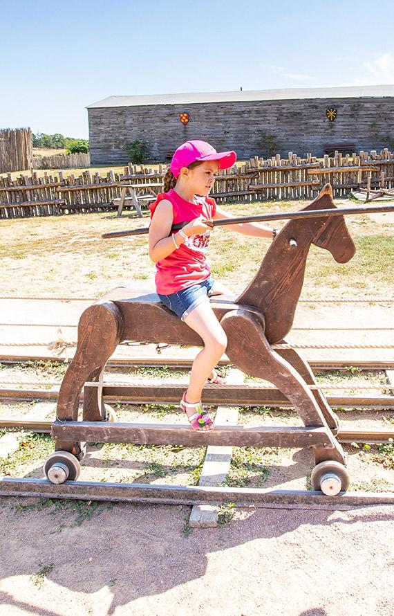 Enfant jouant au Château de Tiffauges Enfant jouant au Château de Tiffauges