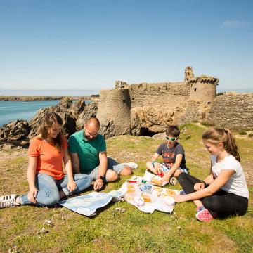 Pique-nique en famille au Vieux Château de l'île d'Yeu