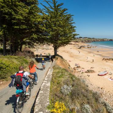 Balade à vélo le long de la plage sur l'île d'Yeu